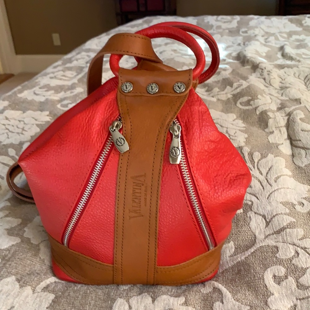 Beautiful versatile shoulder bag and backpack. Leather, made in Italy